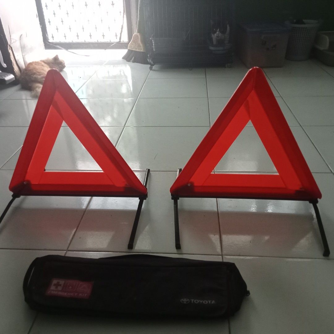 Segitiga Pengaman Darurat (Kategori: Aksesoris Mobil) berada di Bekasi. Dikirim oleh tengkurizwan007 (ID iklan 1448293614, Gambar 2). Deskripsi: Segitiga pengaman darurat, kondisi normal, original Toyota, ukuran besar.