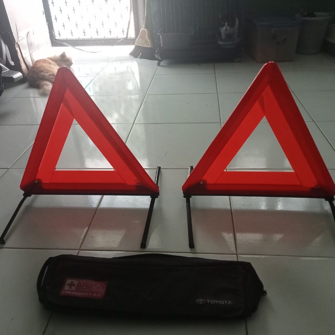 Segitiga Pengaman Darurat (Kategori: Aksesoris Mobil) berada di Bekasi. Dikirim oleh tengkurizwan007 (ID iklan 1448293614, Gambar 3). Deskripsi: Segitiga pengaman darurat, kondisi normal, original Toyota, ukuran besar.
