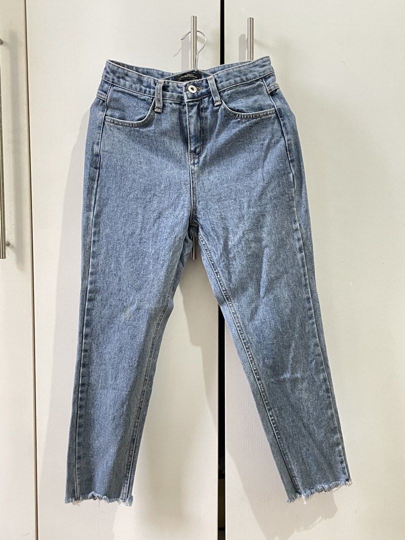 SKINS Light Wash Denim Jeans Size S (Category: Jeans) located in Mandaluyong City. Submitted by cathyyy21 (Listing ID 1448371424, Image 2). Description: - Brand: SKINS - Wash: Light Denim - Cut: Straight Leg - Hem: Frayed - Waist: High Waisted - Size: S - Style: Perfect for everyday wear, easy to pair with any top..