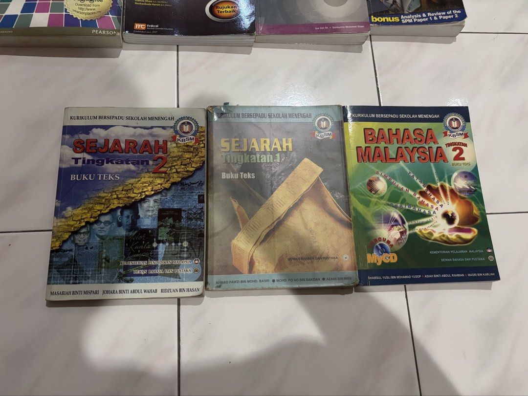 SPM Book (Category: Textbooks) located in Ipoh. Submitted by xiaodi88 (Listing ID 1448421663, Image 2). Description: Rm2 for 1 book …can pos CHEMISTRY PHYSICS Biology SEJARAH GEOGRAFI BAHASA MALAYSIA.