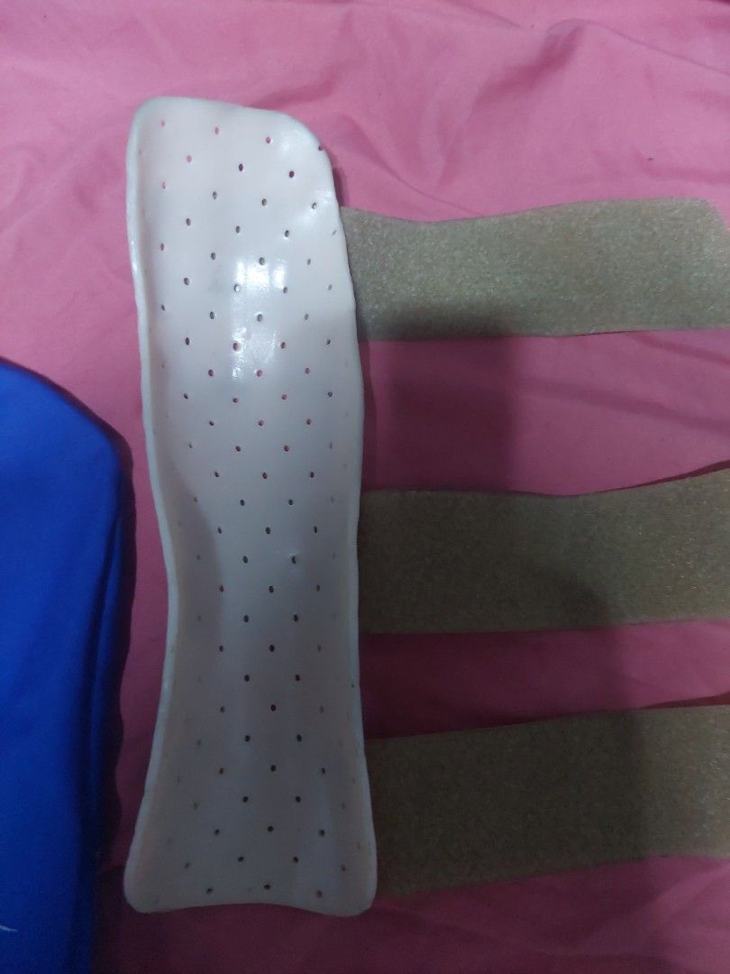 Thermoplastic splint (Category: Braces, Support & Protection) located in Manila. Submitted by twishi18 (Listing ID 1448411089, Image 1). Description: - Adjustable wrist brace for optimal fit -Used only for 3 weeks -This can be reshaped according to your fit through heat -Had this made at St Lukes for 4600 - Offers excellent wrist support - Free blue sling.