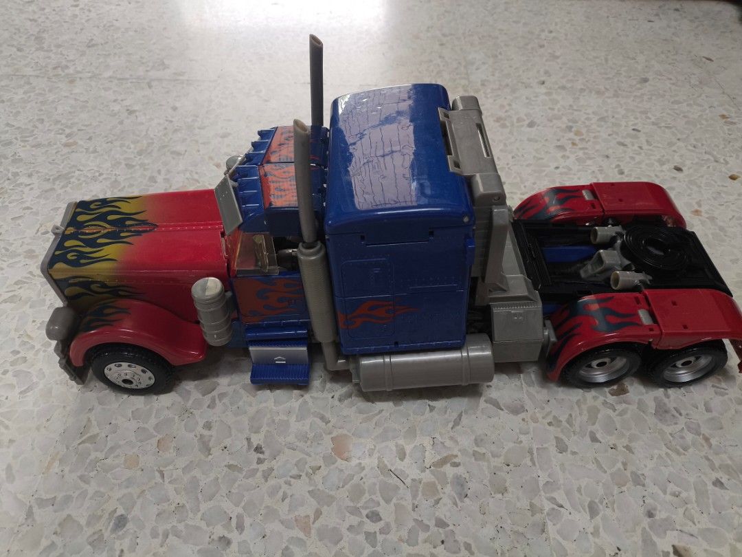 Transformers ROTF Optimus Prime XXL Version (Category: Toys & Games) located in Ipoh. Submitted by niceseller212 (Listing ID 1448318953, Image 3). Description: XXL Size ROTF Optimus. Tinggi dalam 18 inci! Boleh transform. Joint ratchet byk. ada satu pin hilang tapi masih boleh pakai tab untuk secure. Tak effect..