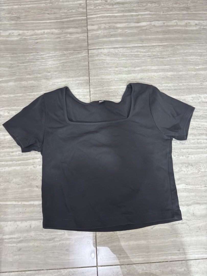 Uniqlo Black Square Neck Crop Top (Category: Blouses) located in Quezon City. Submitted by yaaasqueen (Listing ID 1448460238, Image 1). Description: .