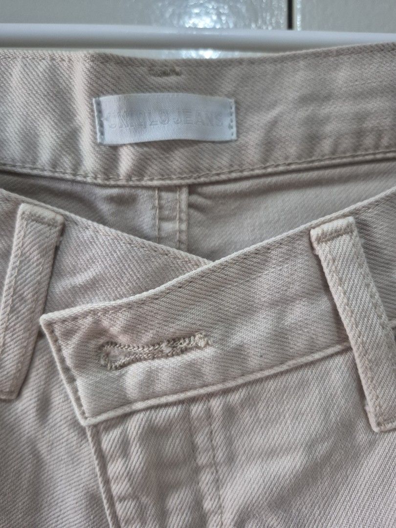 Uniqlo Jeans size 30 (Category: Jeans) located in Marikina City. Submitted by chichers (Listing ID 1448291756, Image 2). Description: - Brand: Uniqlo - Color: Beige - Fit: Wide Straight - Size: 30 (76cm).
