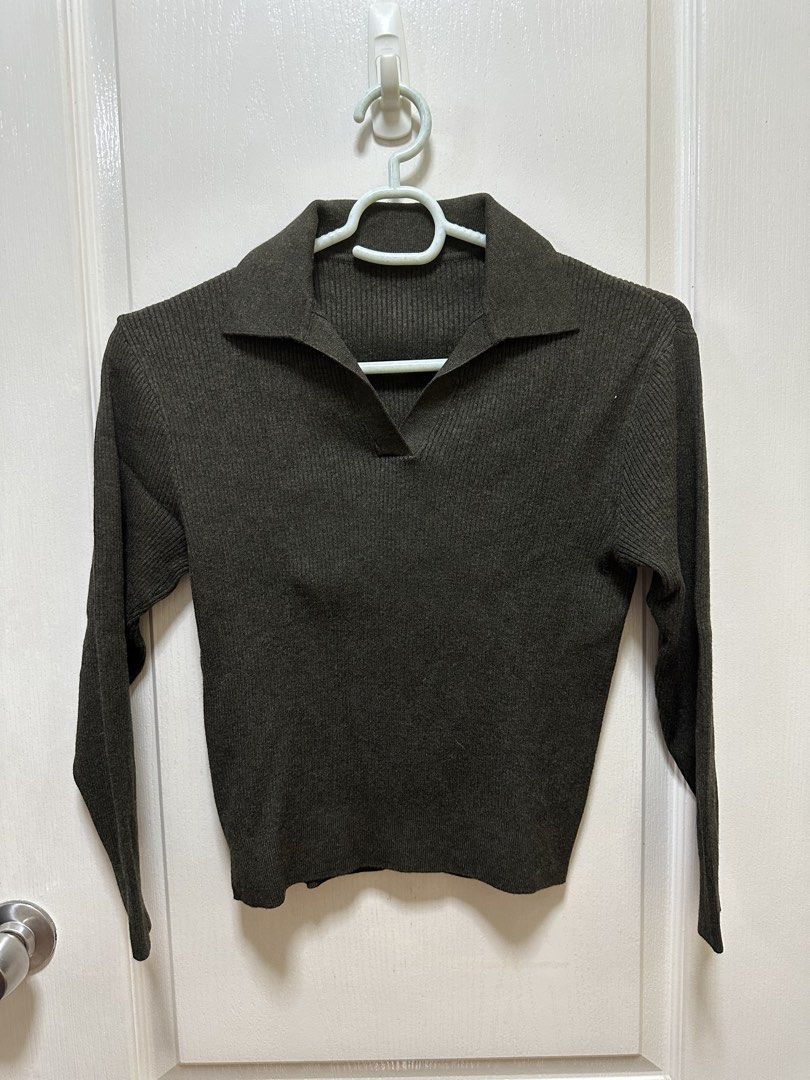 Uniqlo Knit Ribbed Sweater SET (Category: Longsleeves) located in Quezon City. Submitted by favesforless (Listing ID 1448277855, Image 1). Description: 2000 for both the sweater and pants. Used once Condition 10//10 No flaws Both size small.