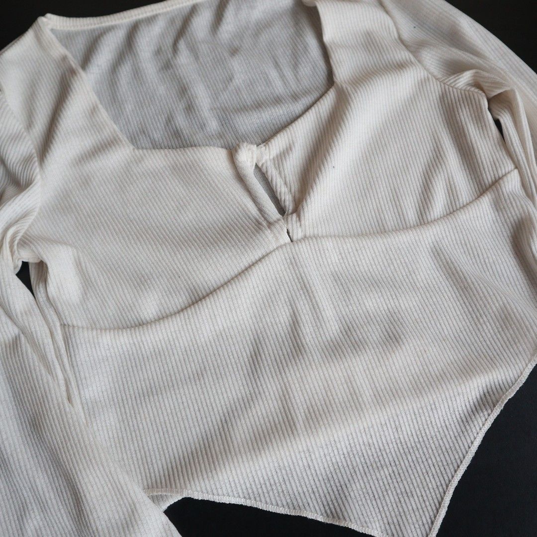 White flared square neck long sleeve crop top (Category: Blouses) located in Manila. Submitted by busybuzzingbees (Listing ID 1448288712, Image 1). Description: XS Width 12in Length 13 from shoulder to bottom metal rod in the middle of the neckline Loc: Malate, Manila Can meet up around LRT 1 Quirino or Vito Cruz only Shipping thru Lalamove, J&T, or any same-day courier that the buyer prefers Helping tags: Zara, H&M, Forever 21, Bershka, Uniqlo, 
