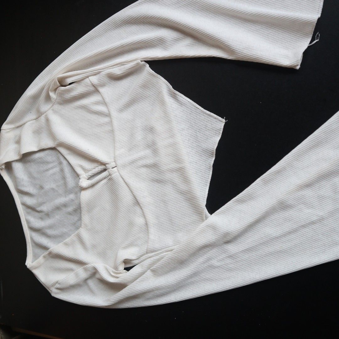 White flared square neck long sleeve crop top (Category: Blouses) located in Manila. Submitted by busybuzzingbees (Listing ID 1448288712, Image 2). Description: XS Width 12in Length 13 from shoulder to bottom metal rod in the middle of the neckline Loc: Malate, Manila Can meet up around LRT 1 Quirino or Vito Cruz only Shipping thru Lalamove, J&T, or any same-day courier that the buyer prefers Helping tags: Zara, H&M, Forever 21, Bershka, Uniqlo, 