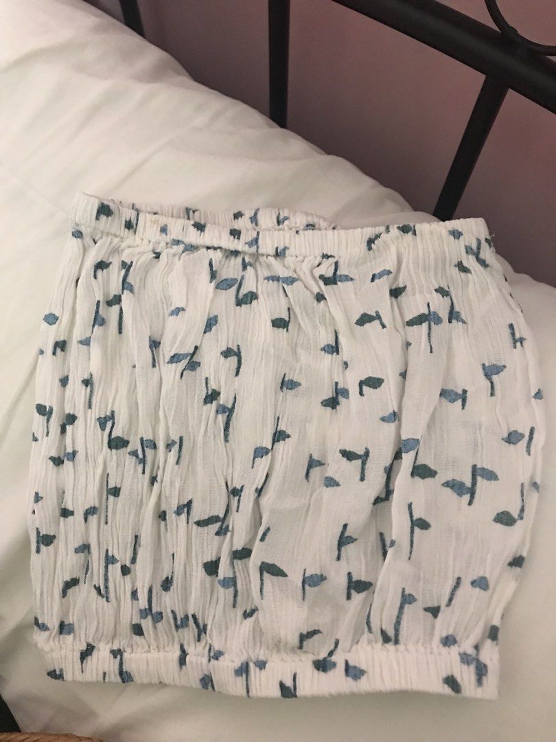 White tube top with blue leaf print (Category: Others Tops) located in Davao. Submitted by jjnvm (Listing ID 1448340943, Image 1). Description: - White tube top with a charming blue leaf print. - Features a gathered, ruched texture for a stylish look. .