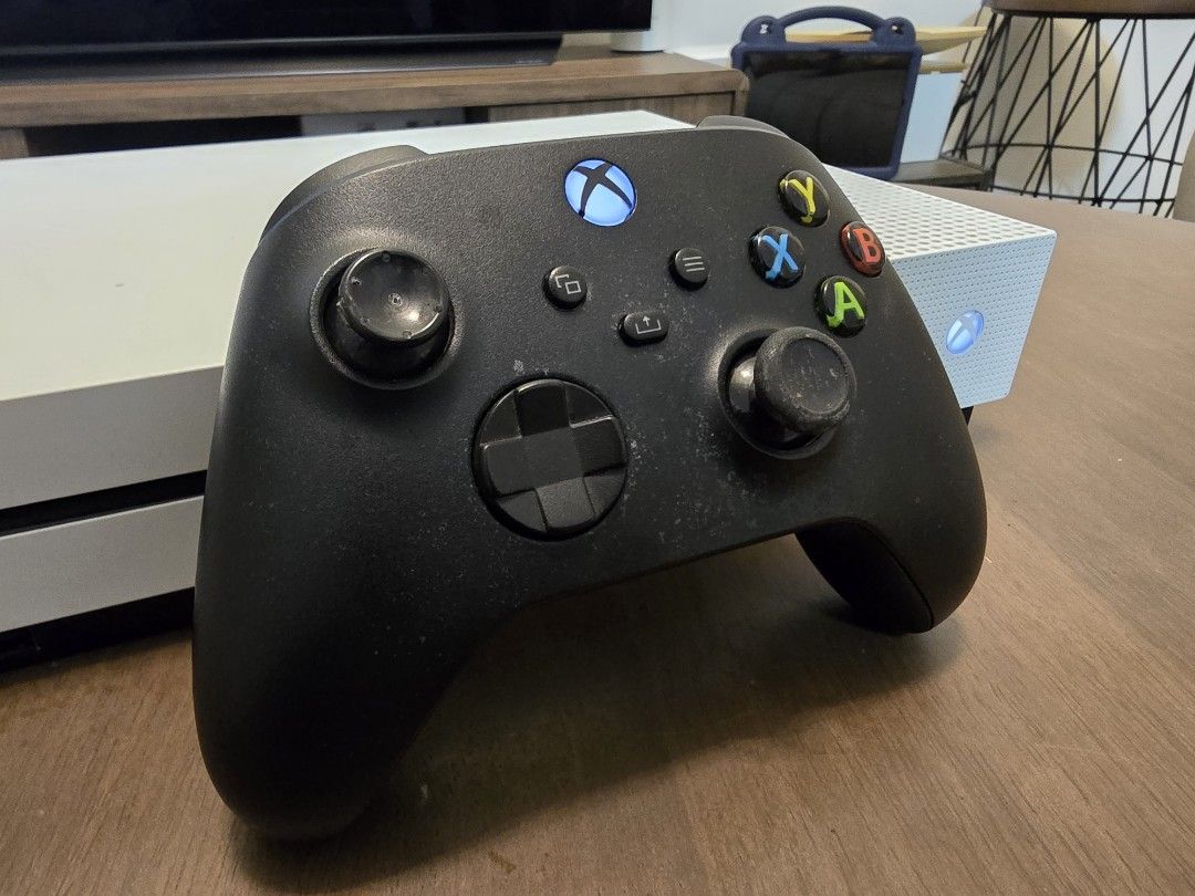 Xbox One S with Forza Horizon 5 (Category: Xbox) located in Kuala Selangor. Submitted by houseofgamers (Listing ID 1448442309, Image 3). Description: Used xbox one S 500 GB 1 controller ori (left analog drifting) 1 cd game for horizon 5 Hdmi cable Power cable Rm450 nett Cod puncak alam.