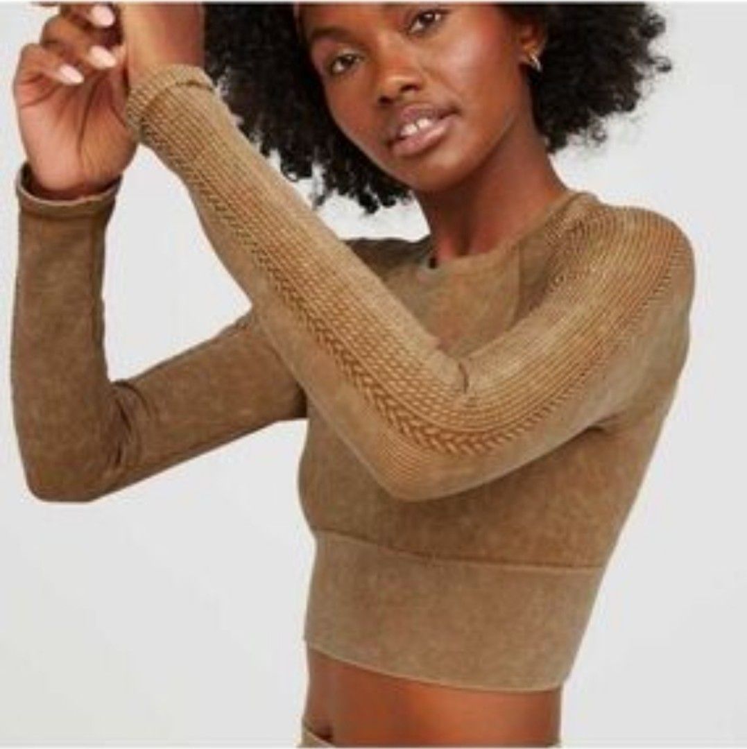 Yoga crop top by aerie (Category: Activewear) located in Batangas. Submitted by micaelaul (Listing ID 1448286129, Image 1). Description: Euc but need lang may tahiin sa may kamay keri din lang naman I think kahit di tahiin, new condition except for that issue.