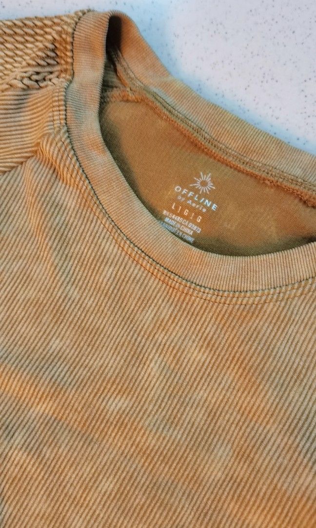 Yoga crop top by aerie (Category: Activewear) located in Batangas. Submitted by micaelaul (Listing ID 1448286129, Image 3). Description: Euc but need lang may tahiin sa may kamay keri din lang naman I think kahit di tahiin, new condition except for that issue.
