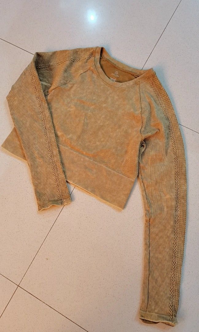 Yoga crop top by aerie (Category: Activewear) located in Batangas. Submitted by micaelaul (Listing ID 1448286129, Image 2). Description: Euc but need lang may tahiin sa may kamay keri din lang naman I think kahit di tahiin, new condition except for that issue.