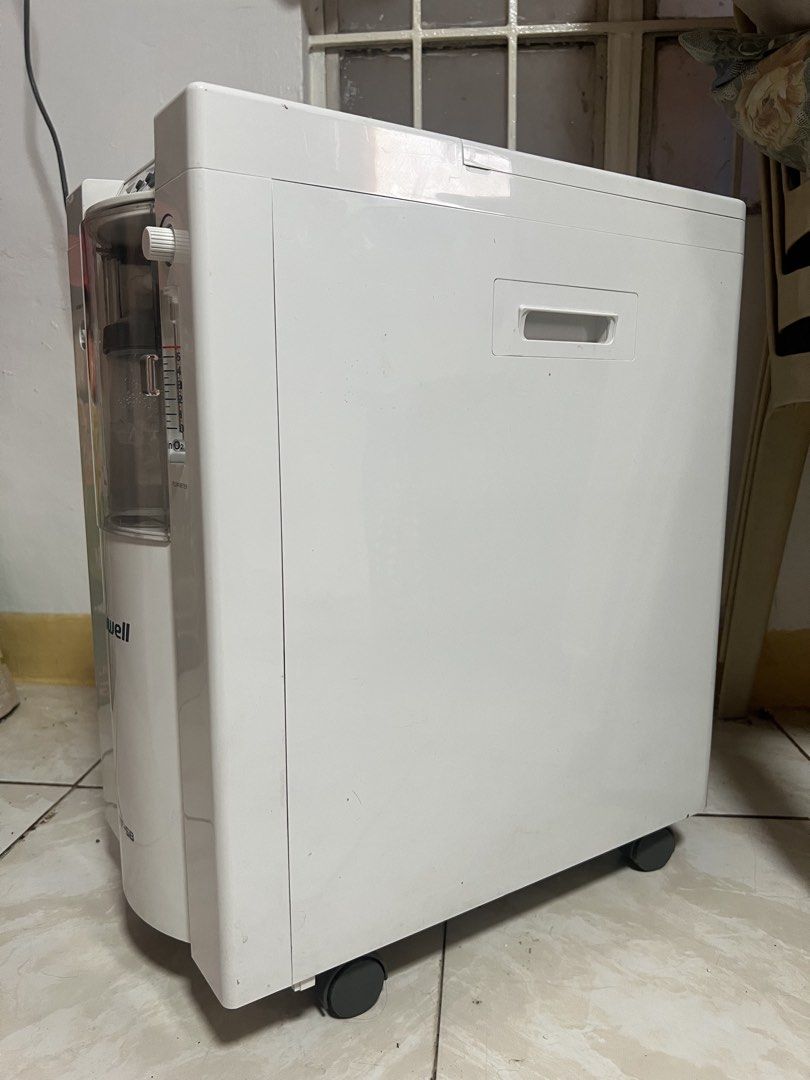 Yuwell 7F-5B Oxygen Concentrator Machine (Category: Medical Supplies & Tools) located in Makati City. Submitted by jminiiini (Listing ID 1448318518, Image 2). Description: Yuwell Oxygen Concentrator Model: 7F-5B - Almost brand new - Used it only for 5 months - No box natapos na but the papers are still here - No issue Reason for selling: The patient already recovered Selling it for 19,000 but still negotiable .