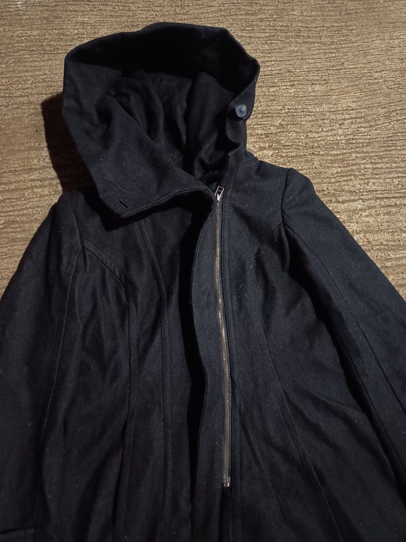 ZARA BASIC (Category: Coats, Jackets and Outerwear) located in Valencia. Submitted by tesaveran (Listing ID 1448379858, Image 3). Description: ZARÀ Black Desigual classic coat features a distinct high-neck hood design ( in short pang WITCH ) Dimes Width 19 x Length 33 very excellent condition Mine 900.