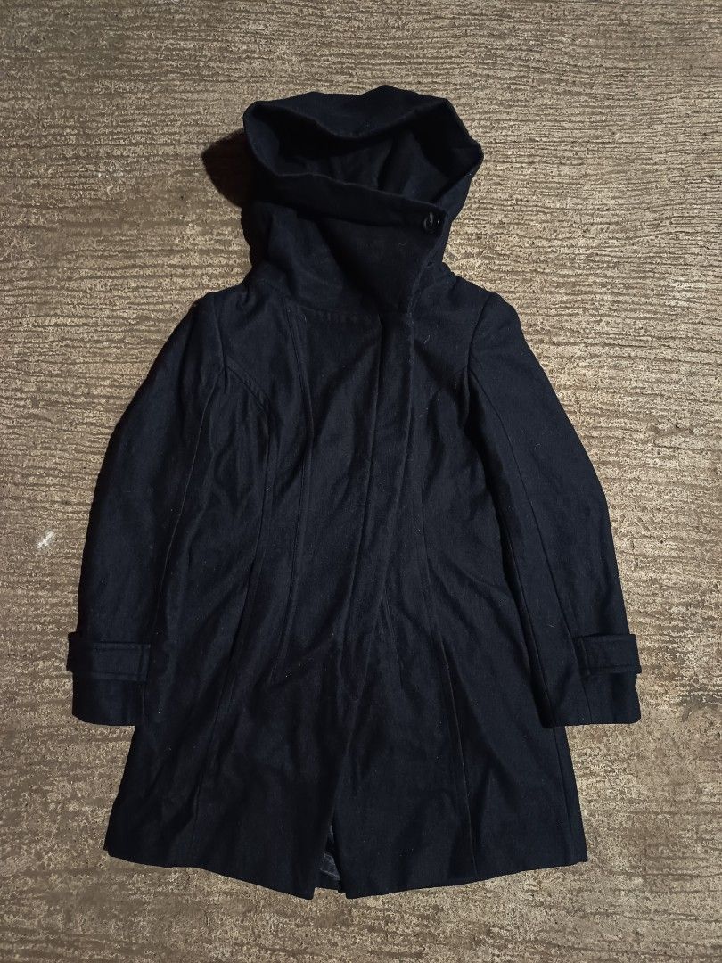 ZARA BASIC (Category: Coats, Jackets and Outerwear) located in Valencia. Submitted by tesaveran (Listing ID 1448379858, Image 1). Description: ZARÀ Black Desigual classic coat features a distinct high-neck hood design ( in short pang WITCH ) Dimes Width 19 x Length 33 very excellent condition Mine 900.