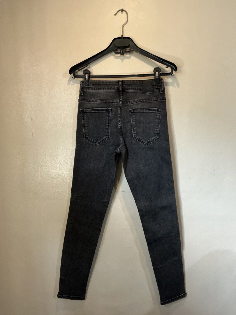 Zara Basic Z1975 Denim Grey Skinny Jeans (Category: Jeans) located in Quezon City. Submitted by shopabilitymnl (Listing ID 1448388322, Image 3). Description: - Zara Basic Grey Skinny Jeans - Z1975 Denim Style - Raw hem detail at the ankle - Size: 36 EU / UK 10 / US 4 - Made in Turkey - Perfect staple piece for any wardrobe.