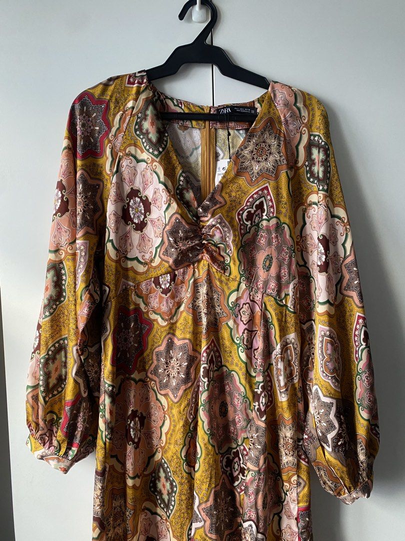 Zara Printed Midi Dress (Category: Dresses) located in Quezon City. Submitted by misserika (Listing ID 1448361665, Image 2). Description: - Bold paisley print midi dress - With front slit - Long balloon sleeves - Ruched detail at the bust - Back zip closure Approximate Measurements (when laid flat) Shoulders 17in Chest 18 Waist 15 Sleeve Length 24in Dress Length 27 in.