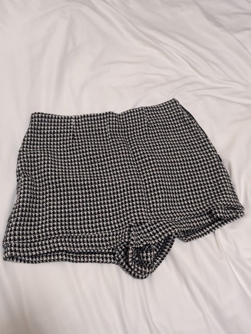 Zara Shorts Medium (Category: Skirts) located in Taytay. Submitted by la0ui (Listing ID 1448438053, Image 1). Description: Fits S-M Rarely used Zipper on the side.