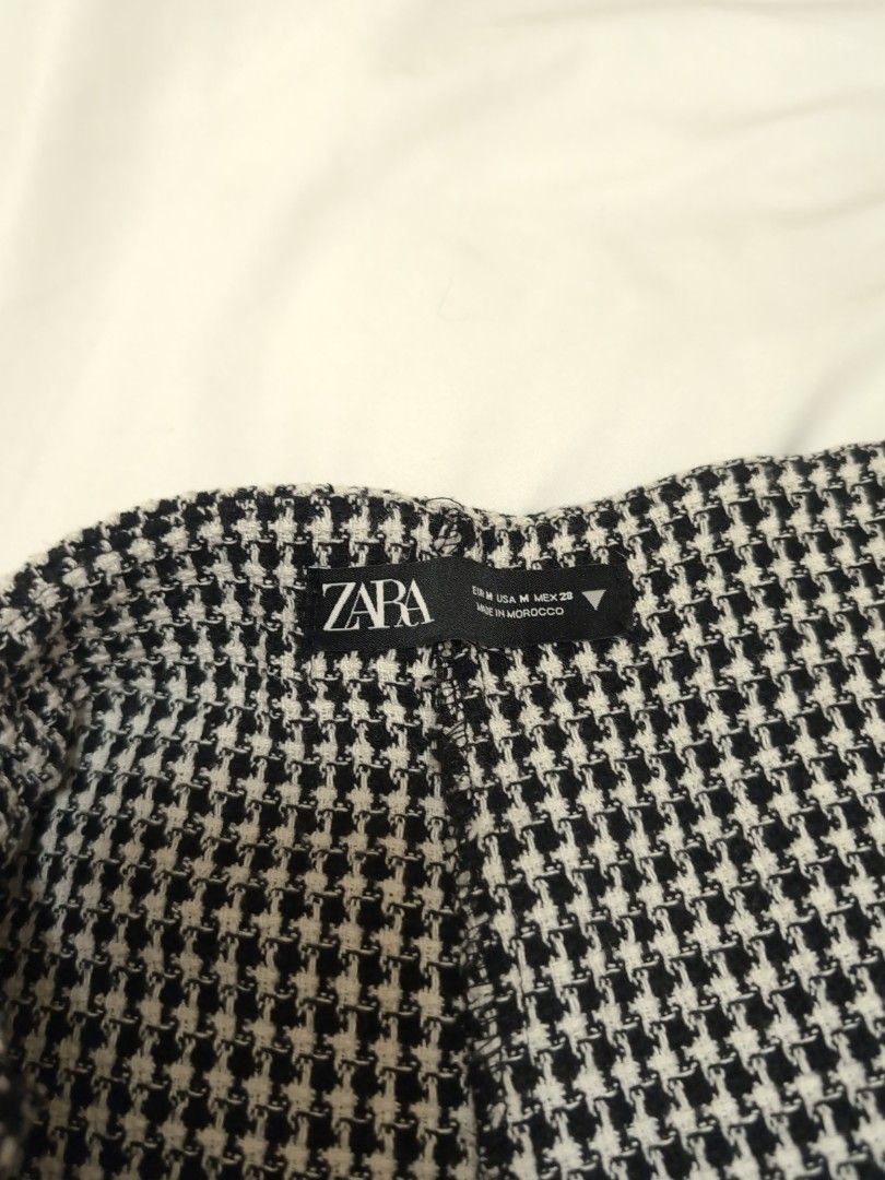 Zara Shorts Medium (Category: Skirts) located in Taytay. Submitted by la0ui (Listing ID 1448438053, Image 2). Description: Fits S-M Rarely used Zipper on the side.