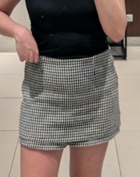 Zara Shorts Medium (Category: Skirts) located in Taytay. Submitted by la0ui (Listing ID 1448438053, Image 3). Description: Fits S-M Rarely used Zipper on the side.