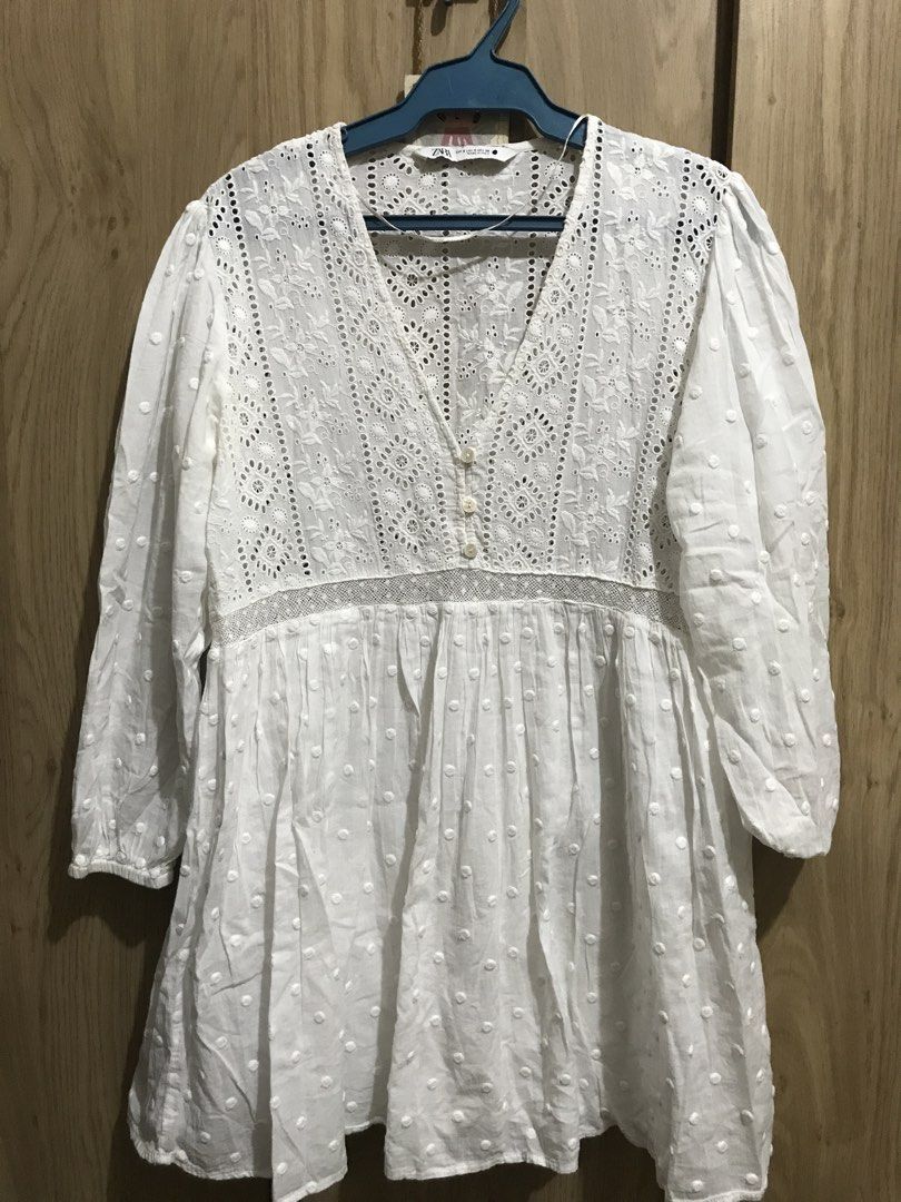 Zara White Embroidered Mini Dress (Category: Dresses) located in Quezon City. Submitted by onyx72 (Listing ID 1448327950, Image 3). Description: Zara White Embroidered Mini Dress V-neckline with embroidery along the border Smock or empire waist with relaxed, flowy skirt 3/4 Garterized sleeves With inner lining Cotton fabric with Swiss Dot embroidery details Used ONCE.
