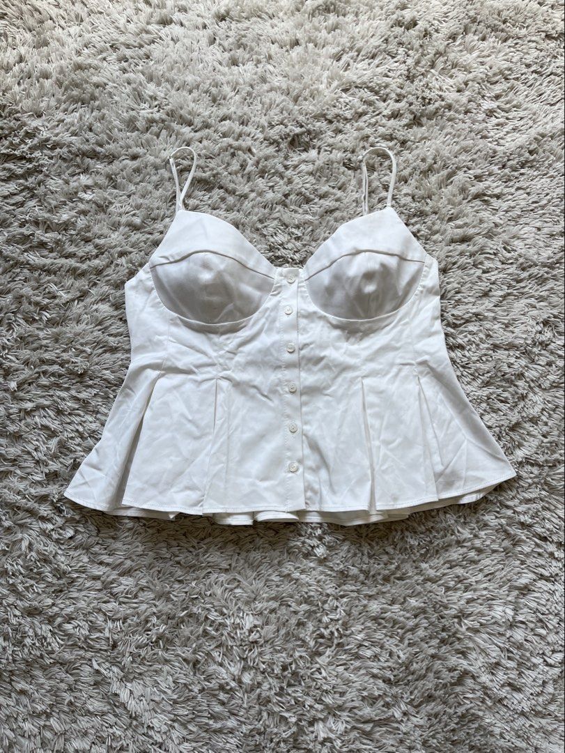 Zara white top (Kategori: Atasan) berada di Jakarta Selatan. Dikirim oleh jakartaprelovedin (ID iklan 1448379457, Gambar 2). Deskripsi: Jarang pake, bahannya mewah bnget ya.