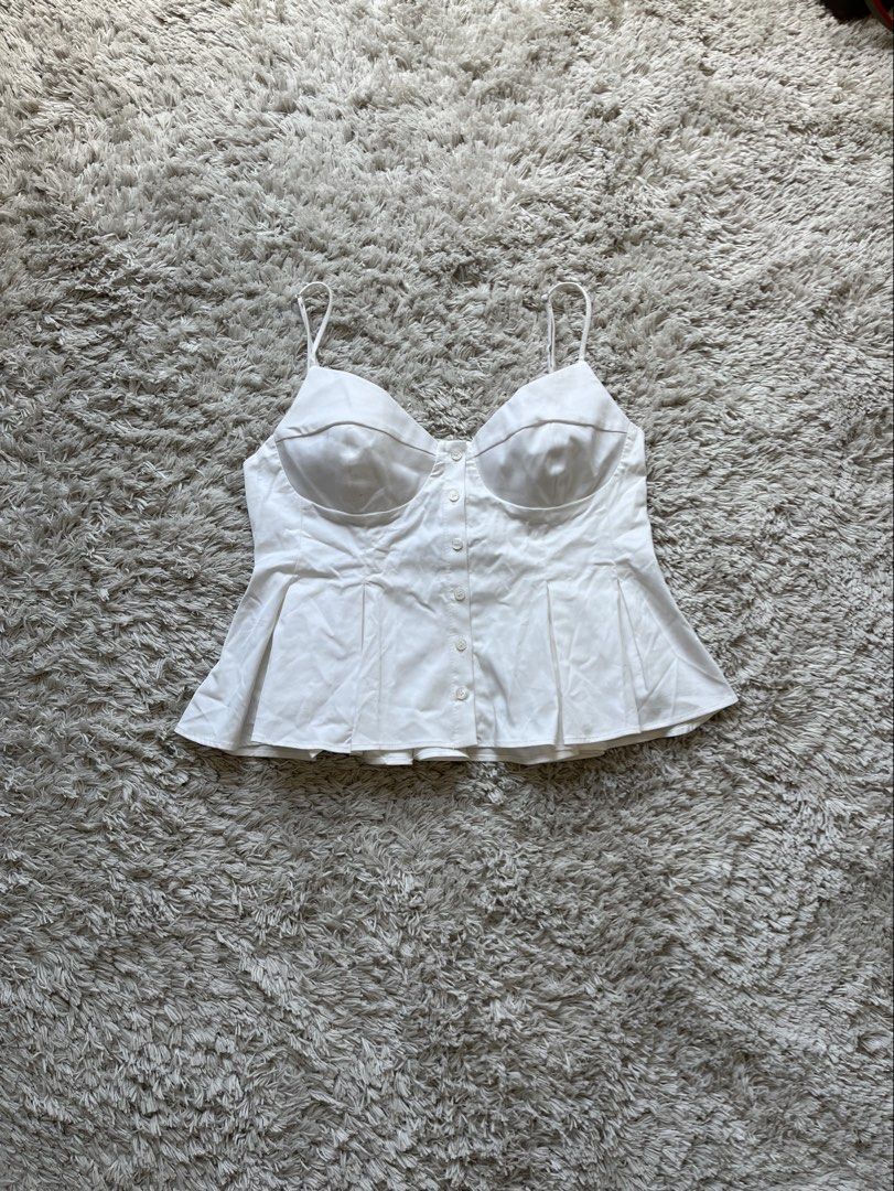 Zara white top (Kategori: Atasan) berada di Jakarta Selatan. Dikirim oleh jakartaprelovedin (ID iklan 1448379457, Gambar 1). Deskripsi: Jarang pake, bahannya mewah bnget ya.