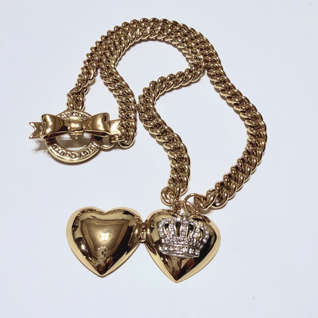 由 wengmei57 (刊登 ID 1448668315，圖片 1) 提交，位於 台北市 (Taipei) 的 【好飾找你】18‘’Necklace w/Enamel+Crystal-Gold 項鍊 琺瑯 水鑽 金色 (類別：項鍊)，說明：下單前請務必參考商品標示的尺寸數據 避免尺寸認知落差 謝謝 🫦下單前有問題或疑慮 請詢問聊聊 謝謝❤️ ❣️溫馨提醒 商品拍攝時因受環境與 光線影響及手機或電腦 螢幕色差影響 會有稍誤差 請以商品實際顏色實際 內容物 為主 照片顏色僅供參考 💍飾品保存和使用 👉請在配戴後用乾淨的軟布 擦拭保持光澤 收放 👉請將飾品放在首飾盒 或 夾合袋密封保存 避免長期暴露在潮濕空 氣中或強烈日光直接照射的地方 防止金屬表面與空氣接觸 而氧化變黑較可延長使用 壽命呦 👉請不要配戴飾品 洗澡 游泳 睡覺 洗碗 潮濕環境 水氣和化學物品 （如沐浴用品 香水等）貼附在水晶表面 會使水晶沒有光澤 👉請不要用水 濕布或任何市面上出售的珠寶清潔劑 超音波清潔器清洗以