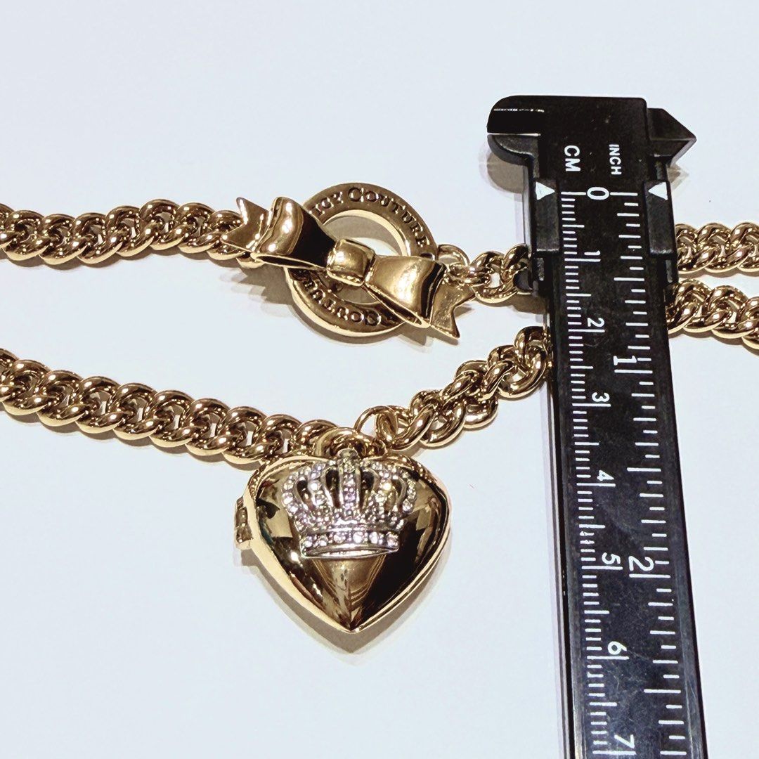 由 wengmei57 (刊登 ID 1448668315，圖片 2) 提交，位於 台北市 (Taipei) 的 【好飾找你】18‘’Necklace w/Enamel+Crystal-Gold 項鍊 琺瑯 水鑽 金色 (類別：項鍊)，說明：下單前請務必參考商品標示的尺寸數據 避免尺寸認知落差 謝謝 🫦下單前有問題或疑慮 請詢問聊聊 謝謝❤️ ❣️溫馨提醒 商品拍攝時因受環境與 光線影響及手機或電腦 螢幕色差影響 會有稍誤差 請以商品實際顏色實際 內容物 為主 照片顏色僅供參考 💍飾品保存和使用 👉請在配戴後用乾淨的軟布 擦拭保持光澤 收放 👉請將飾品放在首飾盒 或 夾合袋密封保存 避免長期暴露在潮濕空 氣中或強烈日光直接照射的地方 防止金屬表面與空氣接觸 而氧化變黑較可延長使用 壽命呦 👉請不要配戴飾品 洗澡 游泳 睡覺 洗碗 潮濕環境 水氣和化學物品 （如沐浴用品 香水等）貼附在水晶表面 會使水晶沒有光澤 👉請不要用水 濕布或任何市面上出售的珠寶清潔劑 超音波清潔器清洗以
