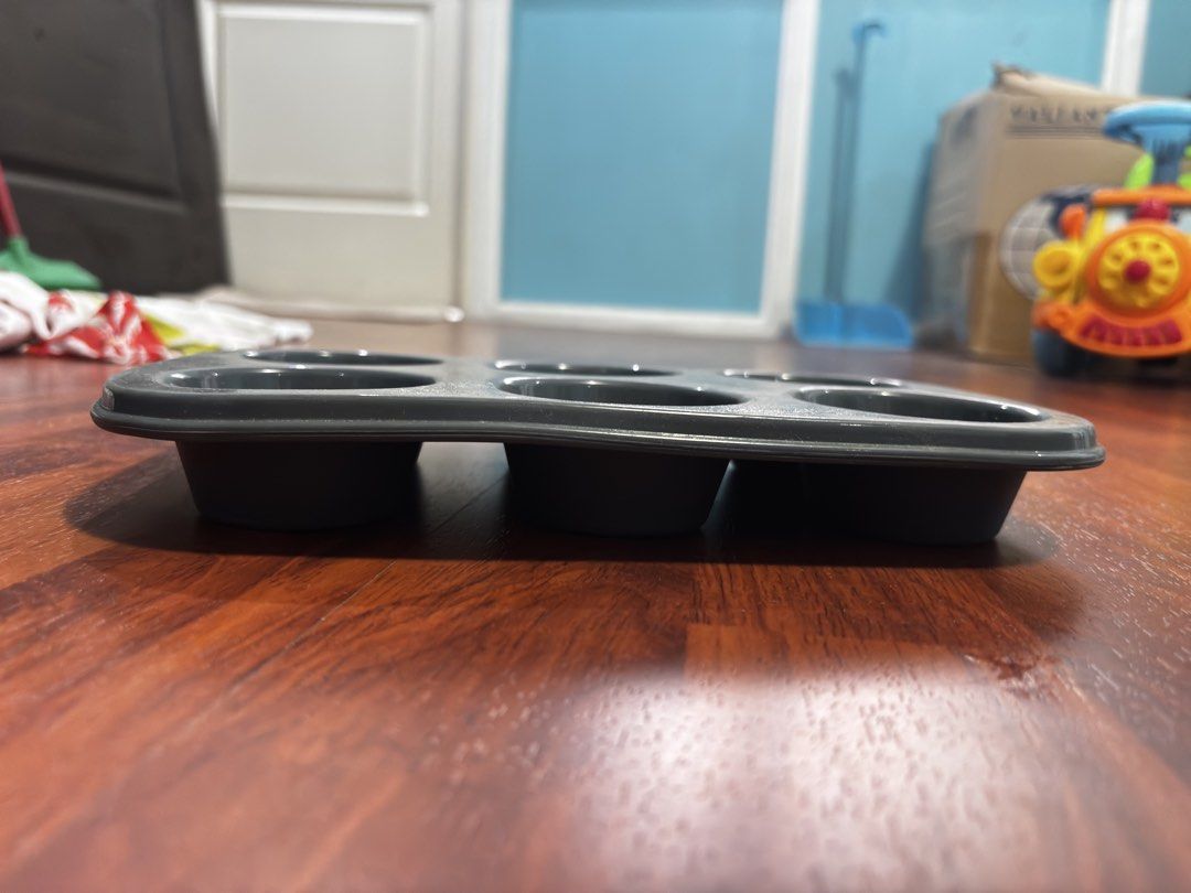 6-cup Silicon Muffin/Cupcake Mold (Category: Bakeware) located in Paranaque City. Submitted by smnthavelo (Listing ID 1448551386, Image 2). Description: 📌 Non-stick & reusable 📌 Good condition 📌 No tears or cracks.