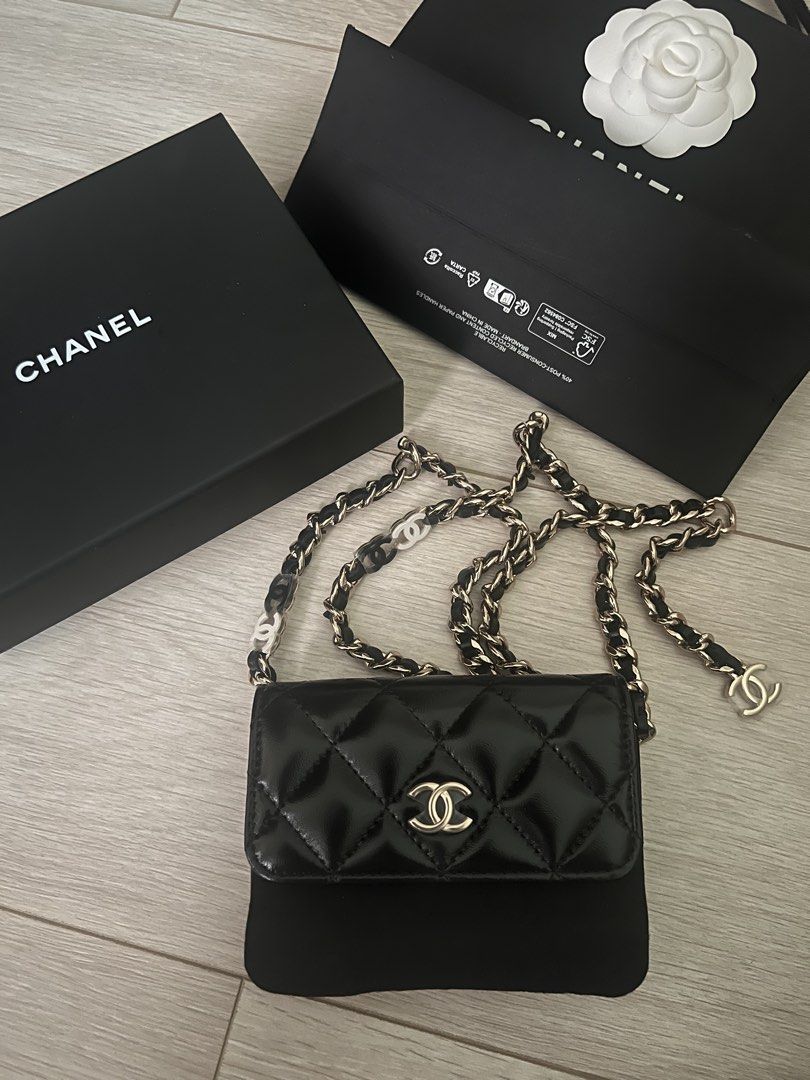 由 phoebewangsun (刊登 ID 1448570912，圖片 1) 提交，位於 台中市 (Taichung) 的 🖤 CHANEL 黑白雙色 CC Logo 腰鏈包｜少見特別款 (類別：精品包與皮夾)，說明：少見的黑白雙色 CC Logo設計，不同於一般常見的金、銀 Logo，辨識度高又充滿設計感，是一款非常有特色的 CHANEL 特別款，也很值得收藏。 這款最大的優點就是實用性非常高，包身可拆卸使用，等於一次擁有腰鏈包與卡夾的概念，可依不同穿搭自由搭配，不論日常或正式場合都非常適合。 ✨ 這次出售的價格真的很優惠。 以目前的行情來看，幾乎可以說是用一個價格，同時擁有一個腰鏈包加上一個卡夾的價值，CP 值相當高，喜歡 CHANEL 又想找特別款的朋友非常值得考慮。 ✔️ 全新 ✔️ 附原廠盒、紙袋 ✔️ 有購證 因整理收藏釋出，希望能找到下一位懂得欣賞它的新主人。特別款可遇不可求，喜歡黑白配色的朋友不要錯過。 🖤🤍。