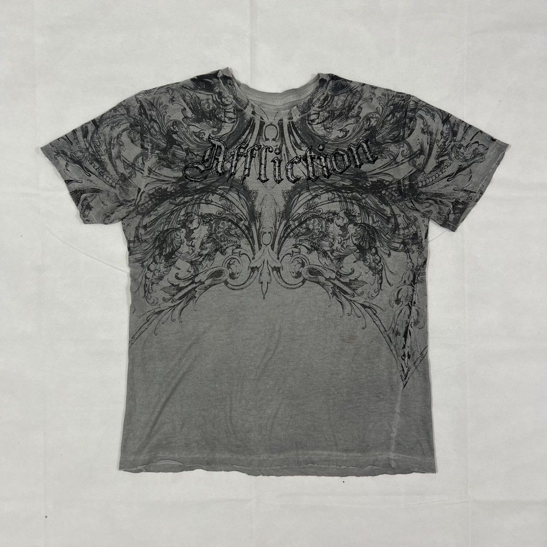 Affliction Homage Light Gray Tee (tags: AFFLICTION, TAPOUT, MMA ELITE, SOUTHPOLE, JNCO, GRUNGE, METAL MULISHA, XZAVIER, XTREME COUTURE, Y2K, ALTERNATIVE, BAGGY, CYBERCORE, KARL KANI, SEAN JOHN, ARCHAIC, RAW STATE, OAKLEY, SKATE) (Category: Tshirts & Polo Shirts ) located in Cavite. Submitted by itsayaaa (Listing ID 1448676447, Image 1). Description: .