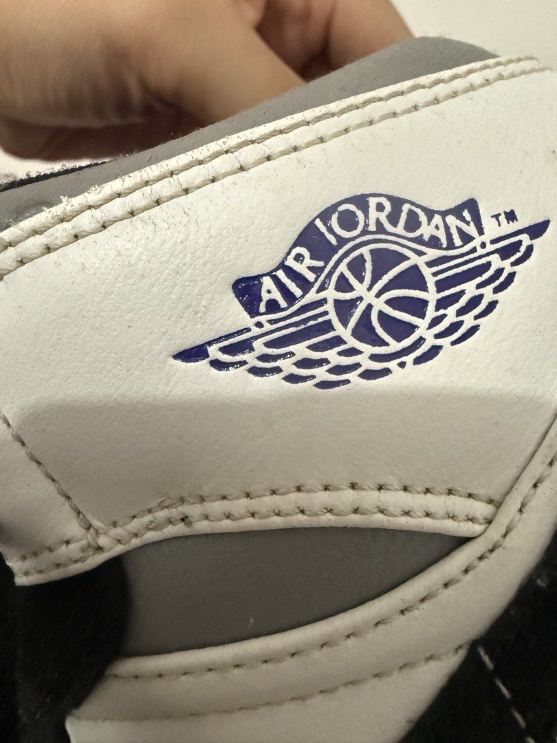 Air Jordan 1 Mid SE 'Light Smoke Grey' (Category: Sneakers) located in Mandaluyong City. Submitted by whitemoveout (Listing ID 1448684265, Image 3). Description: - Authentic Air Jordan 1 Mid SE - Colourway: Light Smoke Grey, Black, White - Size: US 6Y (equivalent to EU 38.5) - A must-have for any sneaker enthusiast's collection.