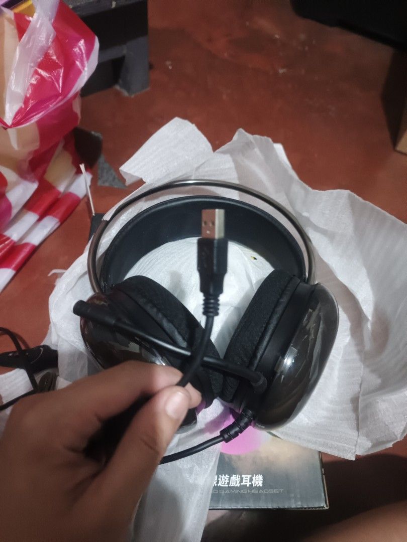 AULA MOUNTAIN S505 USB Gaming Headset with Mic (Category: Headphones & Headsets) located in Caloocan City. Submitted by dark_fenrir13 (Listing ID 1448545144, Image 3). Description: AULA S505 Gaming Headset used but not abused. - Built-in Microphone - USB Connection - Cool RGB Lighting on Earcups - Inline Volume and Mute Control - Ideal for Gaming Sessions - Comes with Original Box and User Manual mesh type ung sa ears at hindi faux leather para h