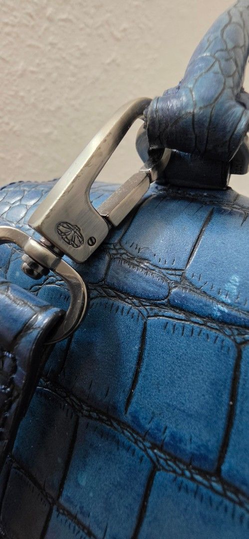 Authentic DECKE Designer Structured Top Handle & Crossbody Bag - Croc Embossed (Category: Luxury Bags & Wallets) located in Manila. Submitted by amc88 (Listing ID 1448582864, Image 3). Description: ​Up for sale is a stunning, architectural structured handbag from the premium contemporary designer label DECKE (known for its luxury leather craftsmanship and international debut at London Fashion Week). Can be carried elegantly by its rigid top handl