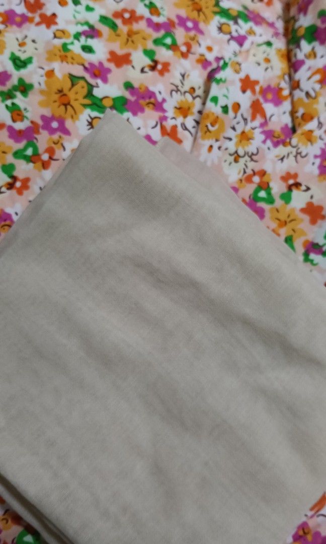Baju kurung (Category: Baju Kurung & sets) located in Bahau. Submitted by anniiihusn23153 (Listing ID 1448666265, Image 3). Description: New! nak clear almari. Postage RM8, Citylink. Cutting kain baju kurung ala duyung ada lining siap belah dalam. Lebar kain (inch) dlm 19.5" - 20 " Baju flowy kain ringan tak sure material apa. Kalau berminat boleh chat untuk beli tq! FREE bawal match baju.