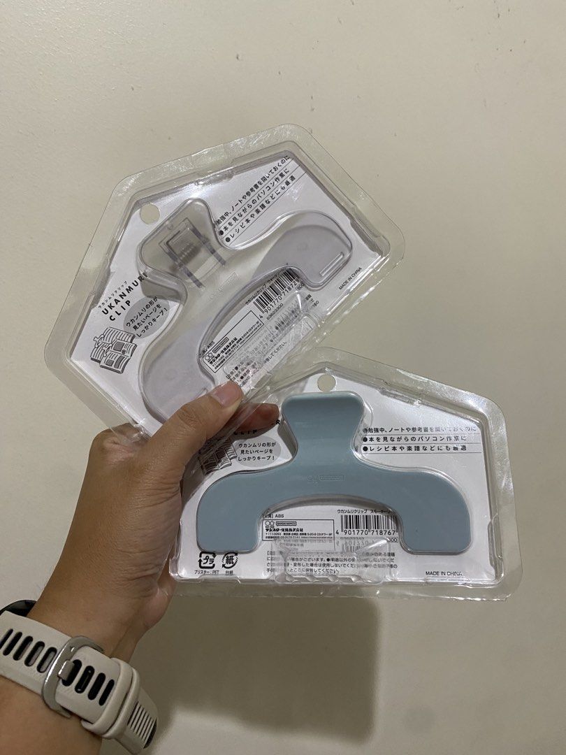 Bandai Ukanmuri Clip Book Holder (bundle) (Category: Stationery & School Supplies) located in Manila. Submitted by k0pimonster (Listing ID 1448654742, Image 3). Description: - Set of 2 Ukanmuri clips from Bandai - Includes one clear clip and one light blue clip - Ideal for holding books open while reading or cooking - Prevents pages from flipping unexpectedly - Simple and easy to use.