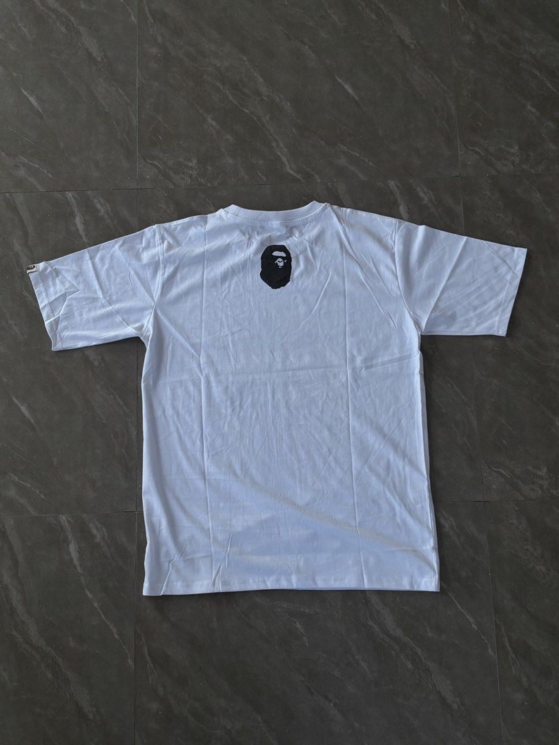 BAPE x Undefeated Camo Ape Head Tee White (Category: Tshirts & Polo Shirts ) located in Zaragoza. Submitted by starzoneph (Listing ID 1448547122, Image 2). Description: Undefeated Camo Bathing Ape Size: Medium •Width: 19 • Length: 27 • Available Sizes XL • Good condition • Color rate: 10/10.