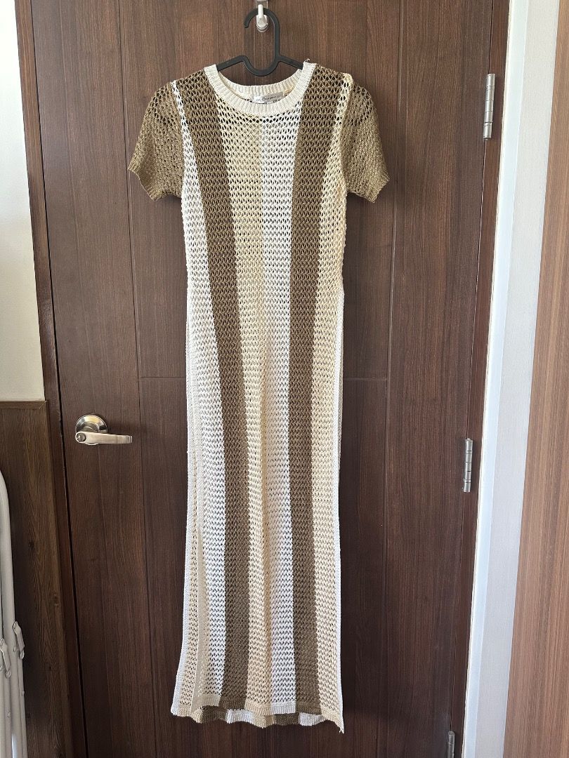 Beach Cover-Up (Category: Dresses) located in Malay. Submitted by joycking (Listing ID 1448548355, Image 1). Description: 🐚 Long beach cover-up with a flattering high slit. 🐚 Perfect for beach days, pool parties, vacations, or resort wear. 🐚 Size on tag: S / M 🐚 Like new. 🐚 open to reasonable offers RFS: Decluttering my wardrobe. .