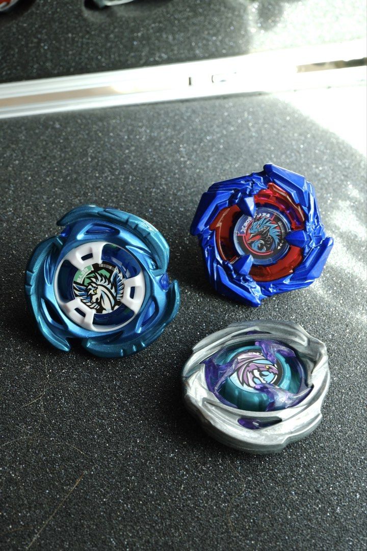 Beyblade X 藍空力天馬 A賞 鈷藍魔龍 （分類：動作及對戰玩具）位於 Hong Kong。 由 itachi09 提交（商品編號 1448486416，圖片 1）。簡介： 藍空力天馬 全新無code $3600 鈷藍魔龍 全新無code $1300 A賞上蓋 玩過一次 $1800。