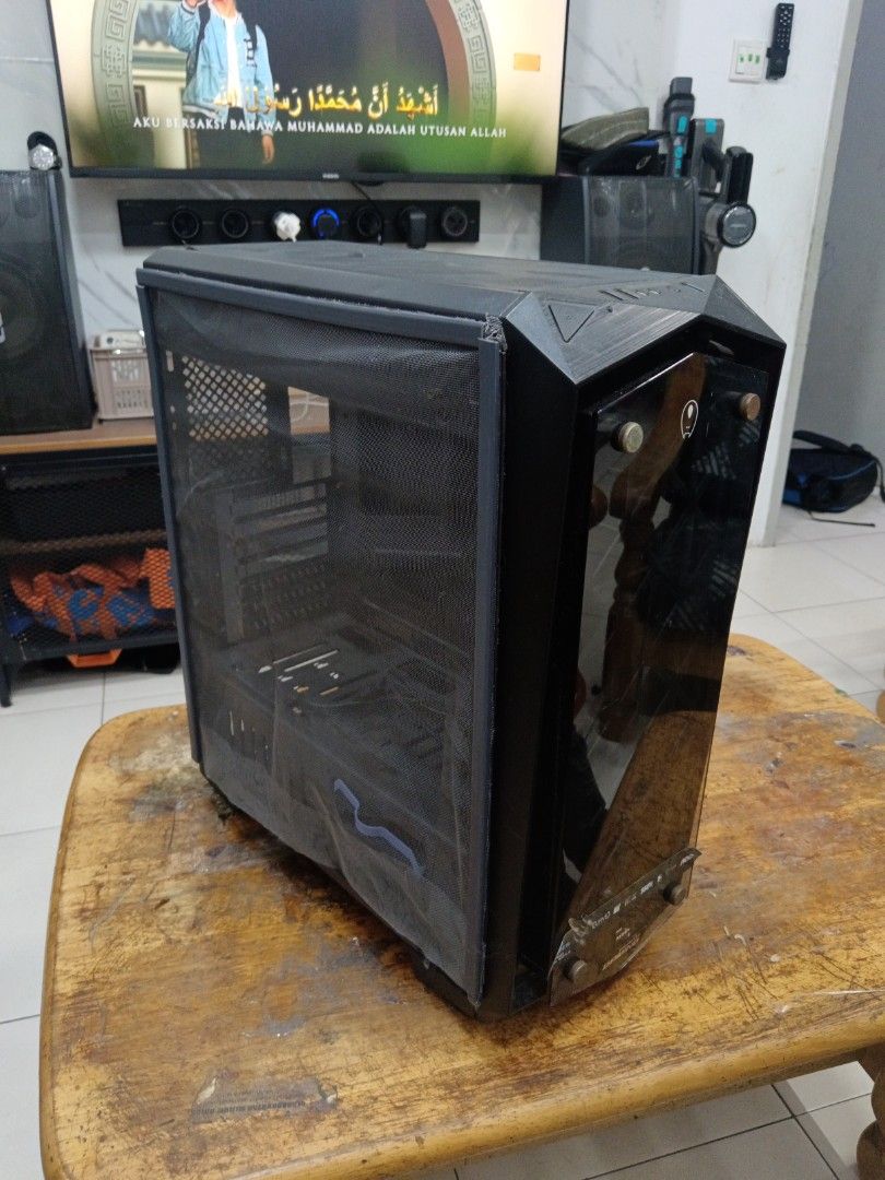 Black ATX PC Case (Category: Computer Parts) located in Cheras. Submitted by fattahkiut (Listing ID 1448610482, Image 1). Description: - Black ATX PC Case - Tempered glass side panel tiada ganti dengan magnet - Mesh front panel for excellent airflow - Convenient top panel with USB and audio ports - Some dust visible on mesh (selling as is).