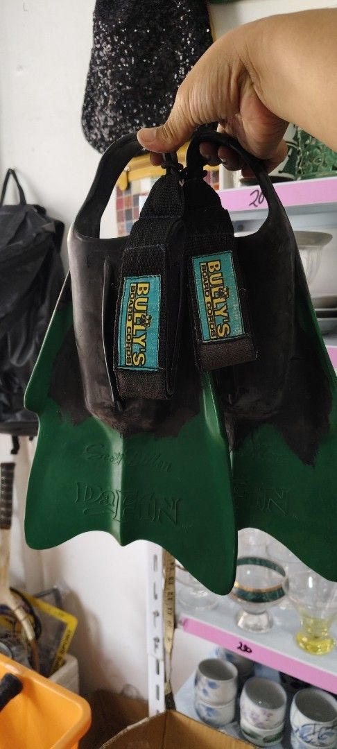 Bully's Dolphin Freediving Fins (Category: Water Sports) located in Bulacan. Submitted by babz30261 (Listing ID 1448574770, Image 2). Description: - Bully's Dolphin freediving fins - Color: Green and Black - Adjustable straps for a secure fit - Ideal for freediving or snorkeling - Perfect for your next water adventure.