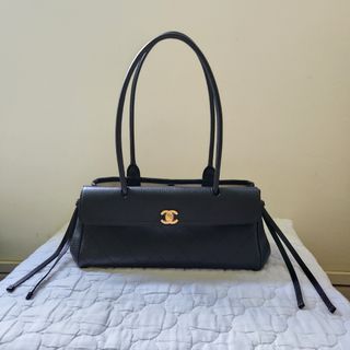 (Category: ) located in . Submitted by all.thingsluxe (Listing ID 1448260807, Image 1). Description: .