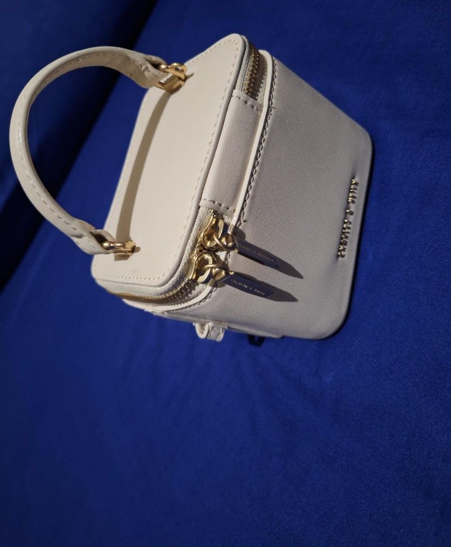 Charles n keith bag/tas (Kategori: Tas & Dompet Wanita) berada di Jakarta Selatan. Dikirim oleh shasstore (ID iklan 1448572985, Gambar 3). Deskripsi: Kondisi Ok.. Jarang di pakai...