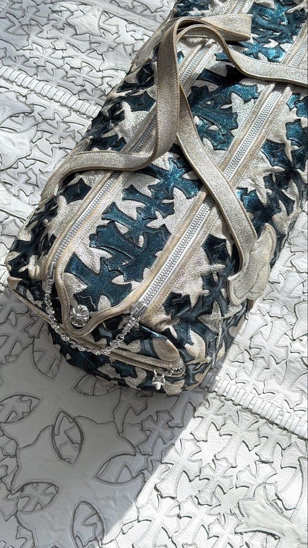 Chrome hearts galaxy patches duffle （分類：手袋及銀包）位於 Hong Kong。 由 lllam00 提交（商品編號 1448691509，圖片 1）。簡介： 全世界唯一一個 1 of 1 從明星收藏家手上買入 100% authentic 任驗 擺國外一定賣10萬美金打底。