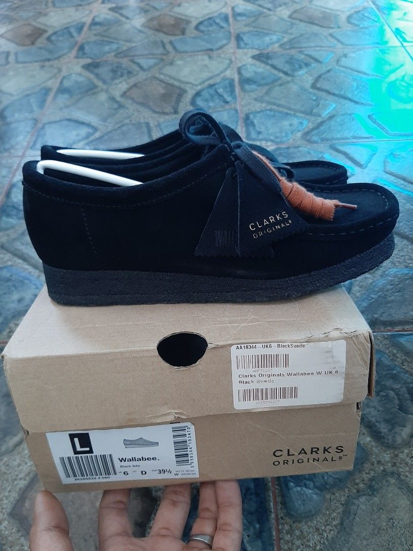 clarks black suede size 39.5 / 24.5cm 4x pemakaian Kondisi mulus dan original (Kategori: Sepatu Pria - Lainnya) berada di Batam. Dikirim oleh esiberian (ID iklan 1448487801, Gambar 3). Deskripsi: clarks black suede size 39.5 / 24.5cm 4x pemakaian Kondisi mulus dan original.