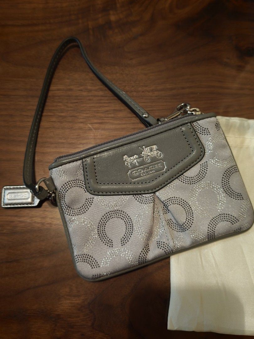 Coach銀包 （分類：單肩包）位於 Hong Kong。 由 keeneagle.9df356 提交（商品編號 1448635636，圖片 3）。簡介： 大家好呢個Coach銀包係一個好靚嘅手挽銀包，適合各位靚女日常使用銀包採用咗Coach經典嘅C字圖案，配上灰色嘅主調，低調得嚟又不失時尚感銀包配有手挽帶，方便攜帶，亦可以掛喺手腕上有興趣嘅朋友快啲聯絡我啦。