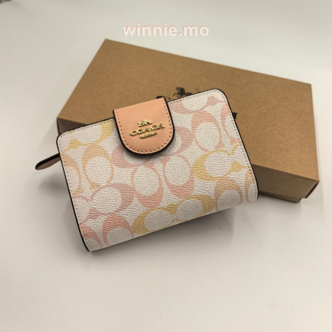 全新✨COACH Card pack 卡包 Coin wallet 零錢包🎁禮盒 （分類：銀包、卡片套）位於 Hong Kong。 由 winnie.mo 提交（商品編號 1448617233，圖片 1）。簡介： 🆕產品全新未使用 原廠完整包裝 💎Carousell官方認證紫鑽優質商戶 📦【順豐包郵 4-7日送到】 👜 信心保證 支持貨到付款 👜 實物拍攝，見到咁就係咁 【運費優惠】 🚚 順豐包郵（送去全港順豐站/住宅地址） 💝 出貨前會仔細檢查，再加多重保護包裝，確保完好無損 ✨更多款式同颜色请DM。