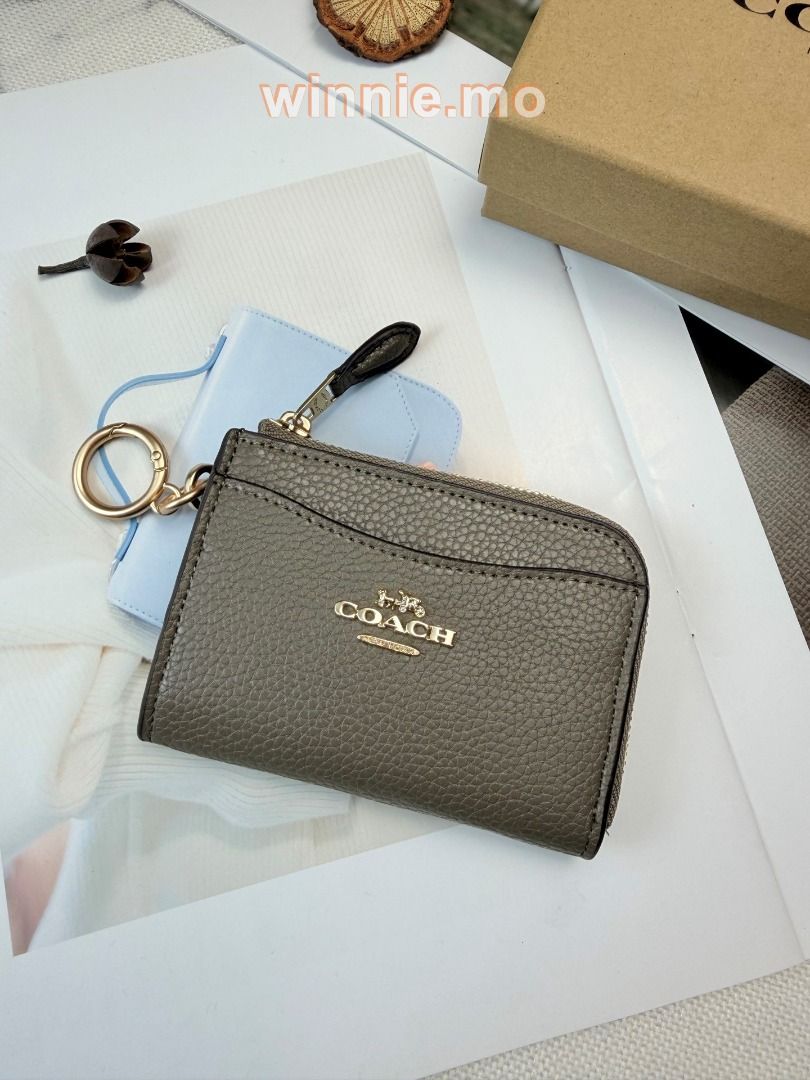 全新✨COACH Card pack 卡包 Coin wallet 零錢包🎁禮盒 （分類：銀包、卡片套）位於 Hong Kong。 由 winnie.mo 提交（商品編號 1448619493，圖片 1）。簡介： 🆕產品全新未使用 原廠完整包裝 💎Carousell官方認證紫鑽優質商戶 📦【順豐包郵 4-7日送到】 👜 信心保證 支持貨到付款 👜 實物拍攝，見到咁就係咁 【運費優惠】 🚚 順豐包郵（送去全港順豐站/住宅地址） 💝 出貨前會仔細檢查，再加多重保護包裝，確保完好無損 ✨更多款式同颜色请DM。