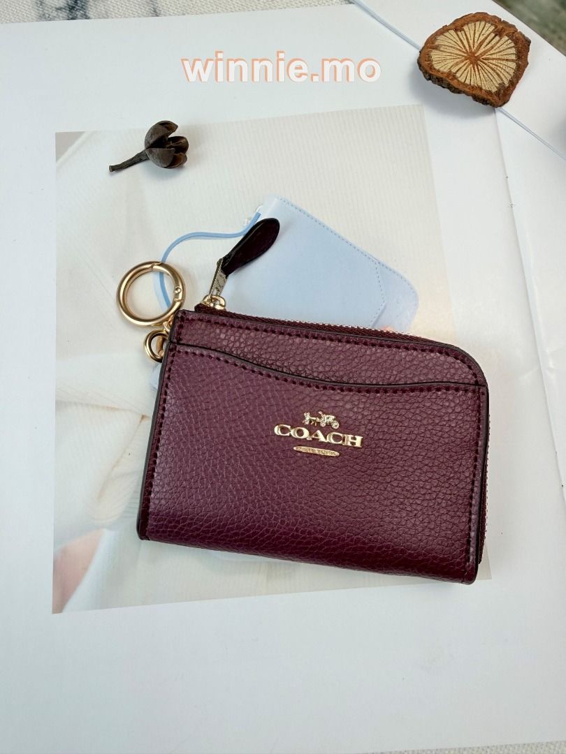 全新✨COACH Card pack 卡包 Coin wallet 零錢包🎁禮盒 （分類：銀包、卡片套）位於 Hong Kong。 由 winnie.mo 提交（商品編號 1448619684，圖片 2）。簡介： 🆕產品全新未使用 原廠完整包裝 💎Carousell官方認證紫鑽優質商戶 📦【順豐包郵 4-7日送到】 👜 信心保證 支持貨到付款 👜 實物拍攝，見到咁就係咁 【運費優惠】 🚚 順豐包郵（送去全港順豐站/住宅地址） 💝 出貨前會仔細檢查，再加多重保護包裝，確保完好無損 ✨更多款式同颜色请DM。